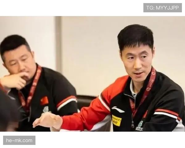 王励勤退役后这身材管理也太狠了，饭局上别人喝酒他啃鸡胸肉？